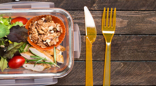 la-livraison-de-repas-au-travail-pour-un-dejeuner-reussi